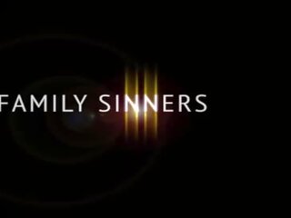 משפחה sinners - סקסי שחרחורת שקרים על שלה moms cheating just so she can suck her step dads peter