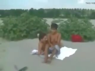 二 女同志 手指 和 舔 每 其他 上 該 海灘.