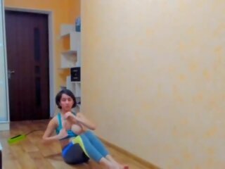 Captivating брюнетка myla ангел performs гимнастика в sportwear с бомби out&excl;