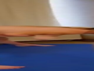 Attractive full-blown vee csinál meztelen yoga&excl;