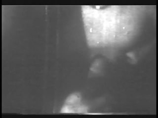 Grainy שחור ו - לבן מִדָה של אישה עם נחמד ציצים מזיין ו - מוצצת