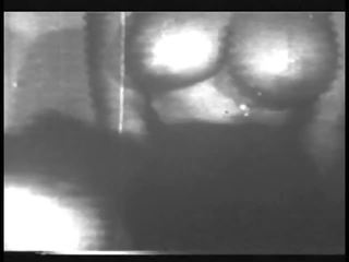 Grainy أسود و أبيض footage من امرأة مع لطيف الثدي سخيف و مص