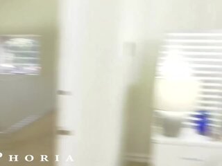 Pasangan finds bogel lelaki dalam rental rumah menggoda dia kepada bi | xhamster