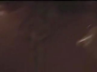 بري الهاوي حزب الفتيات necking مجموعة من ثلاثة أشخاص و يتناول الطعام
