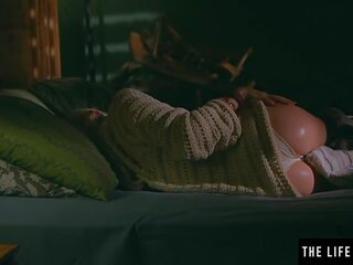 Super blondýnka vyčerpaný v sweat jako ona masturbuje na an | xhamster