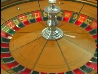 Хтивий блонди їде жорсткий на a величезний полюс на в диван до отримує кінчання на обличчя