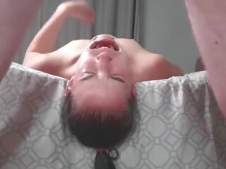 Tuwad pababa umihi mapagmahal konsorte laying mukha pababa mula kama swallows umihi sa dalawa non identical camera angles