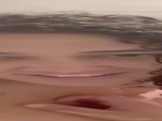 Paksuke mustanahaline koos suur tissid tiss sisse dušš foam