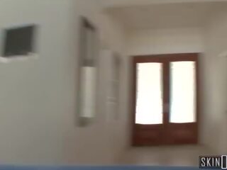 נוער מיקה מאבד שלה כַּדוּר & drains שלה שכנים