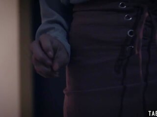 Paranoid เมีย ทำ ไม่ trust the ใหม่ วัยรุ่น พี่เลี้ยงเด็ก. | xhamster