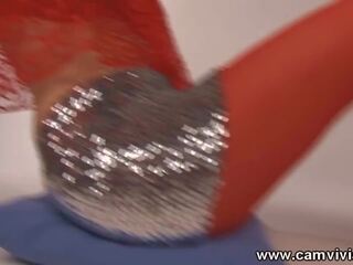 Lấy hết sợi trong của tôi sáng bóng silver váy và đỏ xem qua