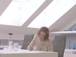 Old4k. middle-aged oče pomaga veliko oprsje najstnice da sprostite se ob smashing da trot seks video