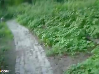 যুবতী সরস পরিবর্তন মধ্যে মাছের জাল bodysuit মধ্যে cemetery
