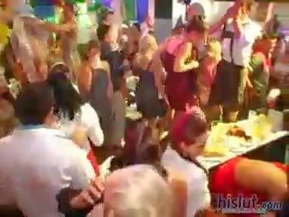 这些 荡妇 拆除 他们的 短裤