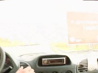 Rambut coklat gelandangan pemberian bj dan mendapatkan alat kelamin wanita dipaku di sebuah b