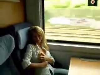 Duży titted mamuśka nagi w pociąg wideo