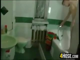 Tới tuổi dậy thì nga chết tiệt trong các phòng tắm