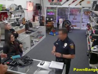 Shoplifter чука тя начин навън на наказание
