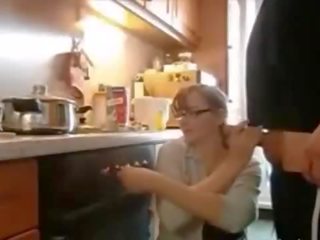 誘人的 妻子 同 這樣 驚人 奶 他媽的 在 廚房