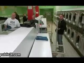 カップル clamps と トイズ バウンド クッキー で laundry