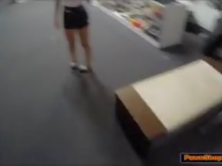 金發 小姐 comes 背部 為 一 合同