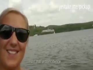 Velký kozičky blondýnka představení pryč ji křivky na a loď a vyjížďky