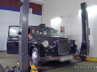 汽車 mechanic 亂搞 女 出租車 司機 在 他的 店