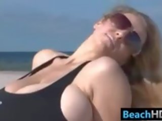 巨乳 小雞 walking 周圍 該 海灘