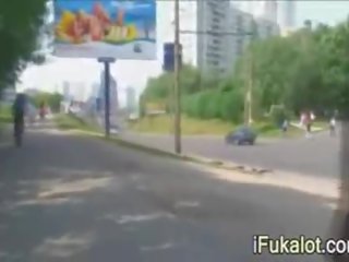 イヴァナ と 彼女の suitor で アクション