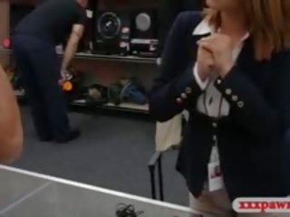 Busty kinh doanh mật ong fucked lược qua pawn đàn ông