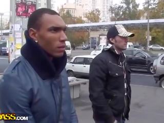Грудаста рудоволоса мінет в a парк