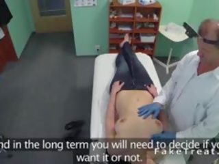 Surgeon examines 大 beasts
