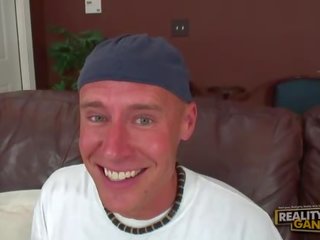 Грудаста недосвідчена білявка робить мінет і titsjob для піца bloke