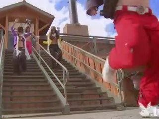 Badass babes snowboarding zatímco nahý