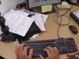 كبير الثدي عمل امرأة بيادق لها كس و حصلت مارس الجنس